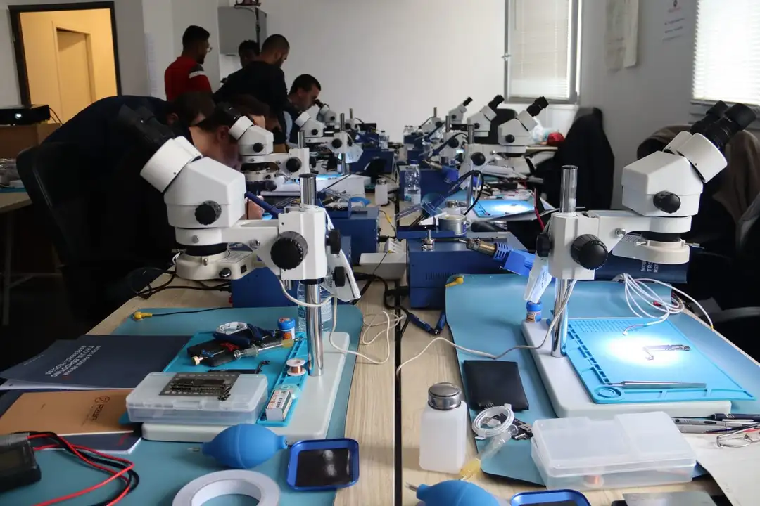 Atelier de microsoudure avec postes équipés