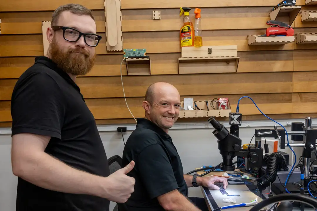 Formateurs et poste de microsoudure en atelier