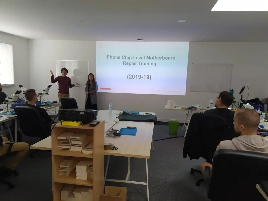 Salle de formation équipée de postes de microsoudure