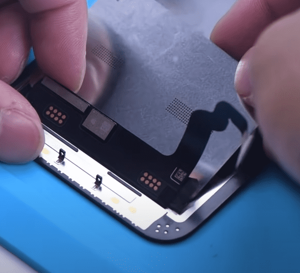 La puce qui transforme en casse-tête le remplacement d'écran d'un iPhone 13