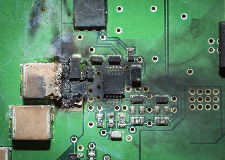court-circuit électronique sur une carte qui a brûlée